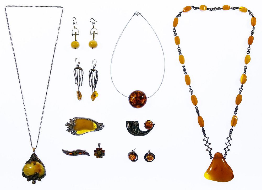 Lot 476: Amber Jewelry Assortment