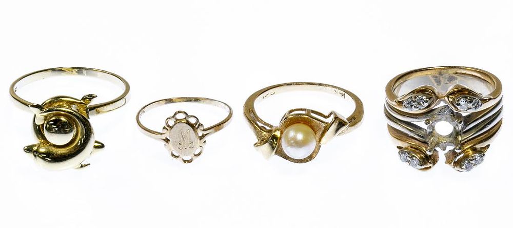 Lot 194: 14k Gold and 10k Gold Ring Assortment