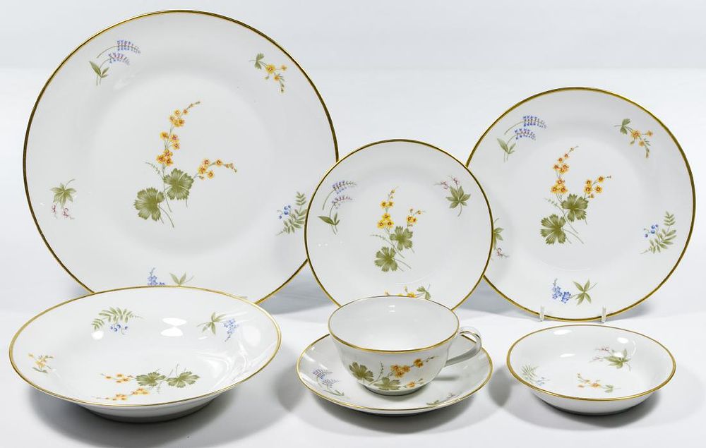 Lot 300: Richard Ginori 'Gin 171' China Service