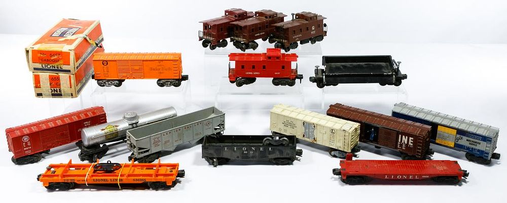 Lot 332: Lionel Model Train, Accessory and Track Assortment
