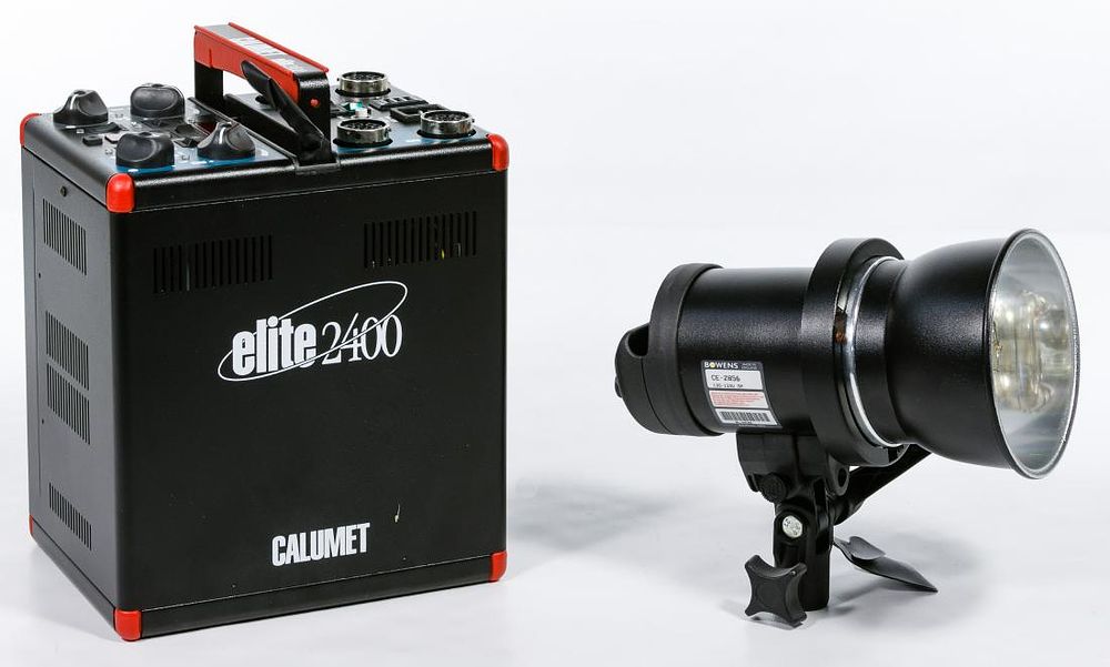 Lot 336: Calumet Bowens Strobe Lighting Kit
