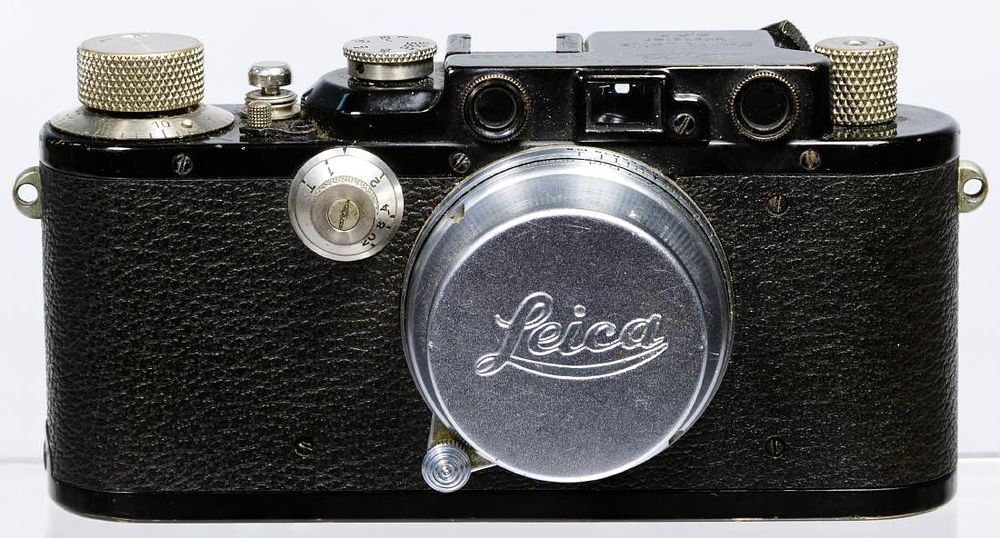Lot 341: Leica III D.R.P. Black 35mm Camera