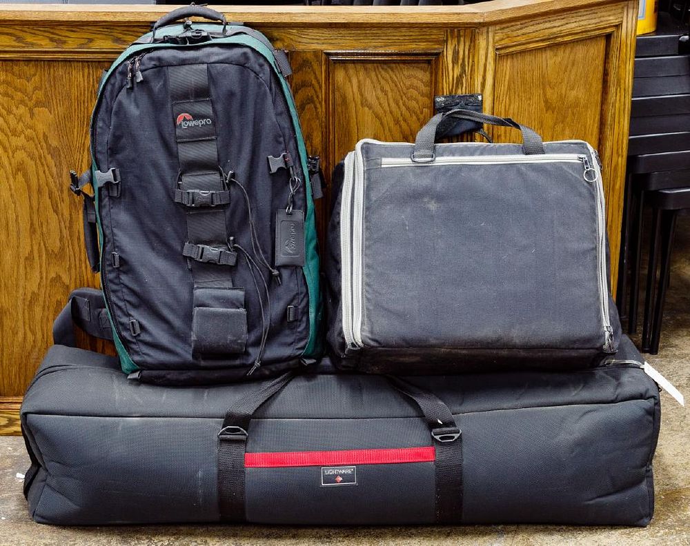 Lot 342: Lowel DP Lighting Kit, Tripod and Light Stand
