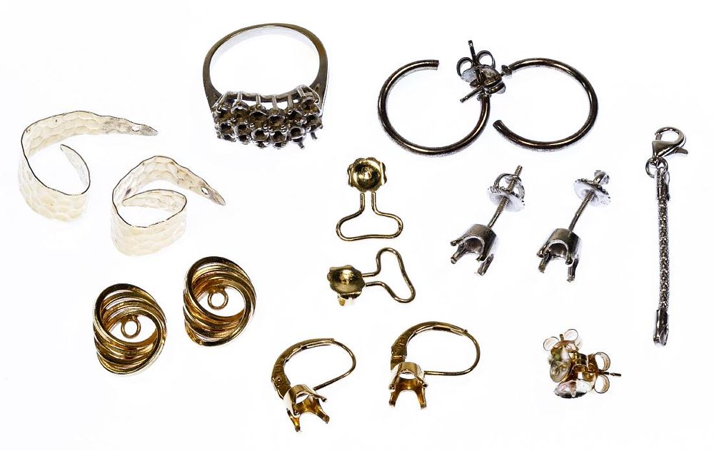 Lot 193: 14k Gold Jewelry Setting Assortment