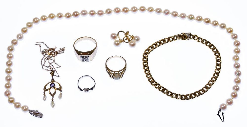 Lot 214: 14k Gold and 10k Gold Jewelry Assortment