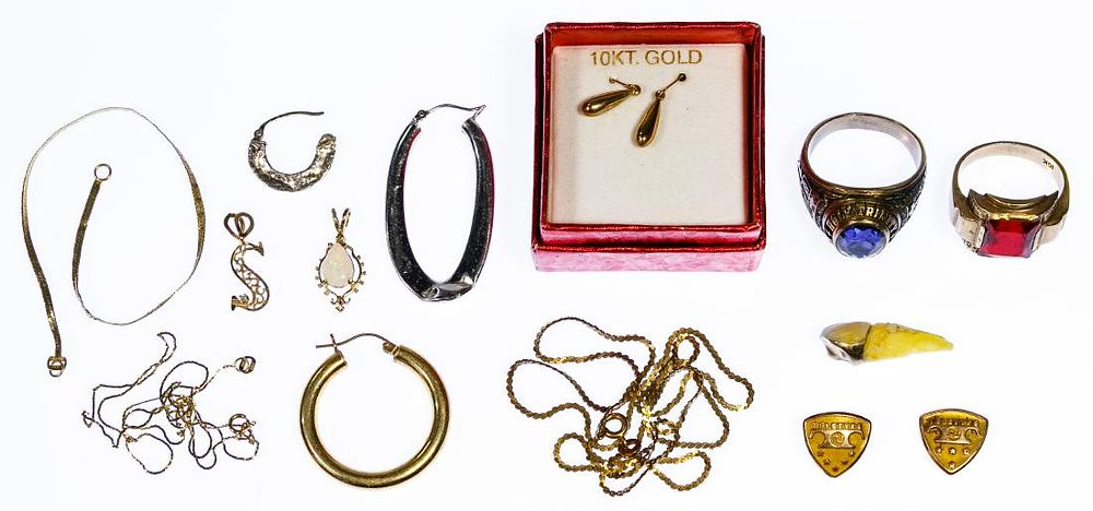 Lot 224: 18k Gold, 14k Gold and 10k Gold Jewelry Assortment