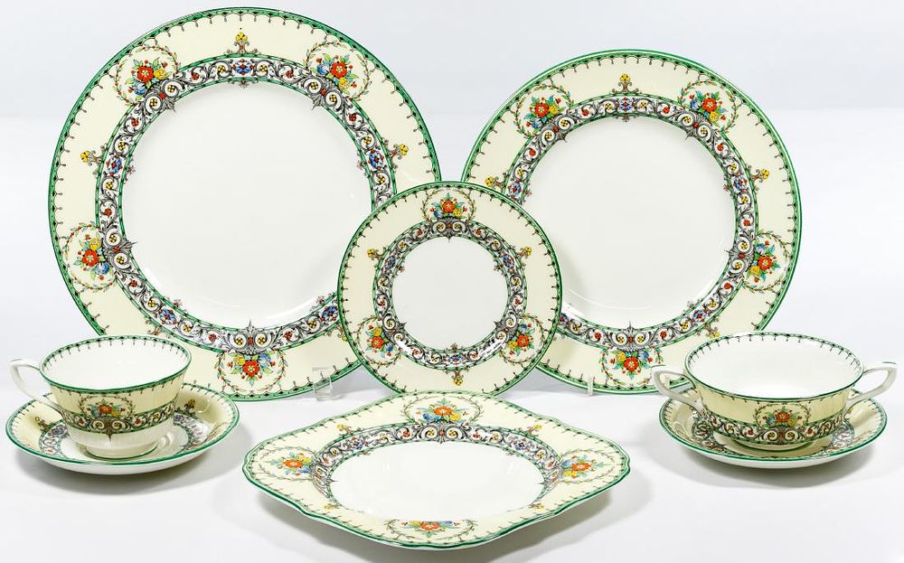 Lot 291: Royal Worcester 'Chalons' China Service