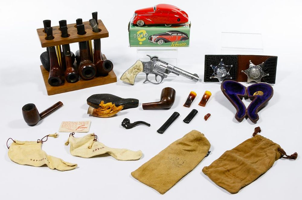 Lot 342: Pipe, Toy and Badge Assortment
