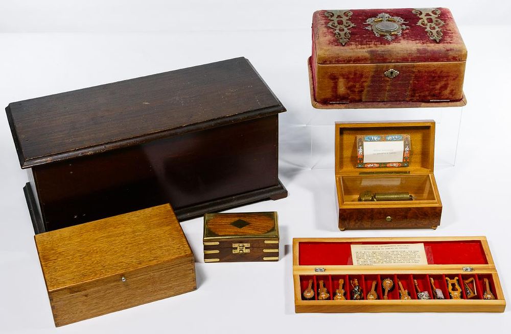 Lot 210: Box Assortment