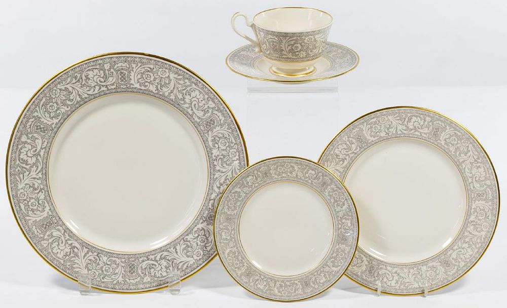 Lot 351: Franciscan 'Renissance' China Service