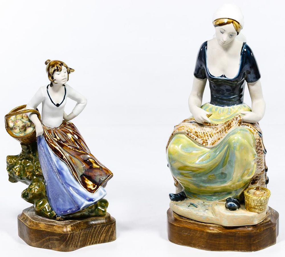 Lot 386: Porcelain Figurines