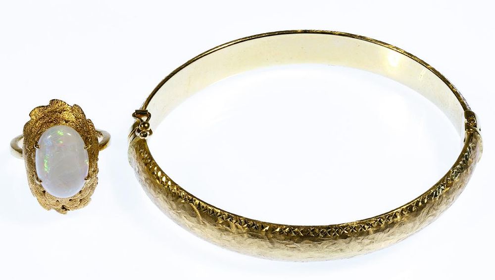 Lot 431: 18k Gold Ring and Bracelet