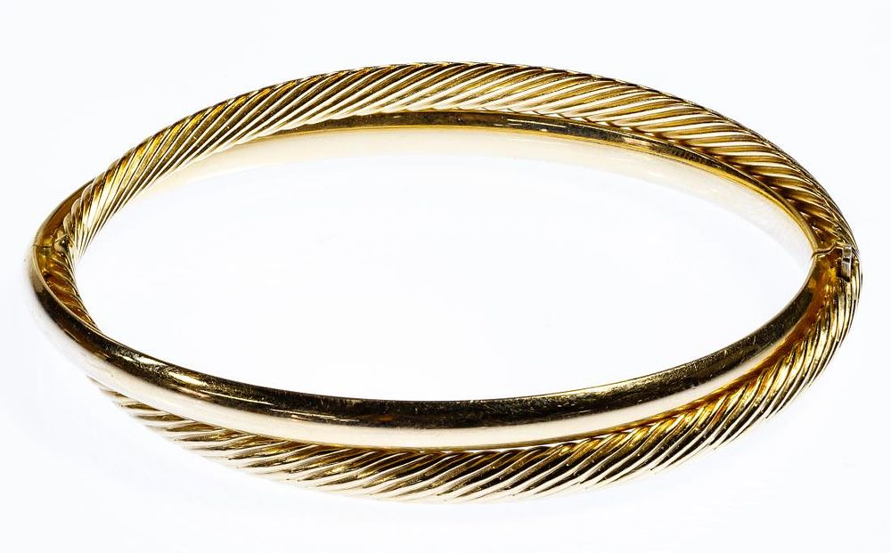 Lot 530: 14k Gold Hinged Bangle Bracelet