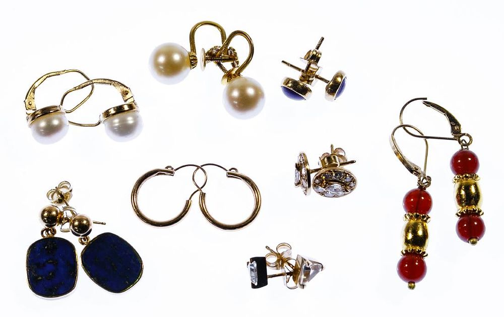 Lot 555: 14k Gold Earring Assortment