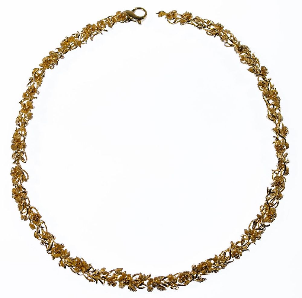 Lot 587: 14k Gold Floral Necklace