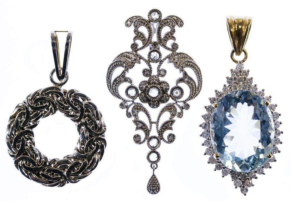 Lot 627: 14k Gold Pendant Assortment