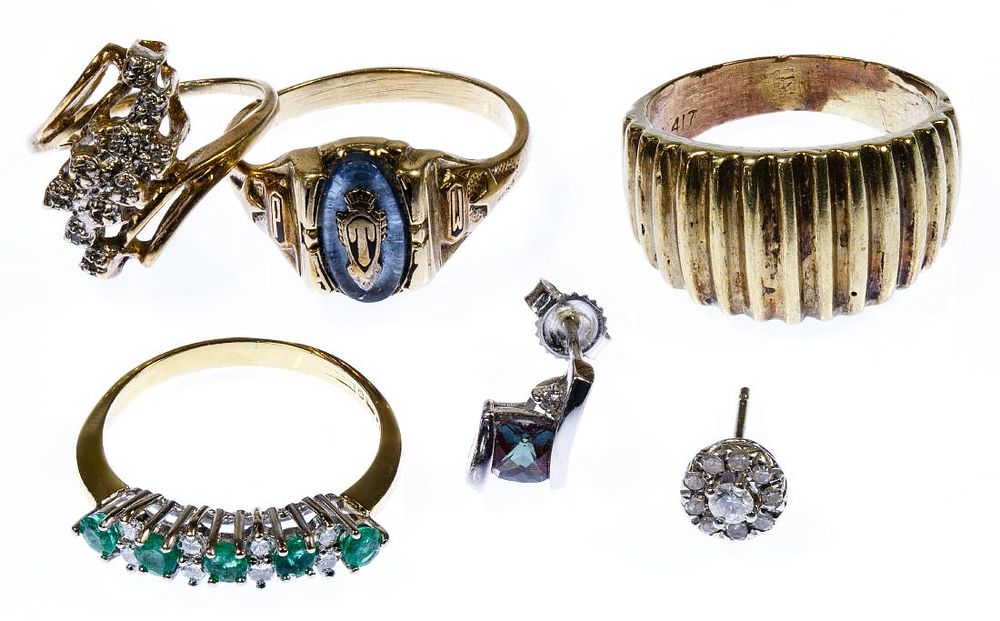 Lot 665: 18k Gold and 10k Gold Jewelry Assortment
