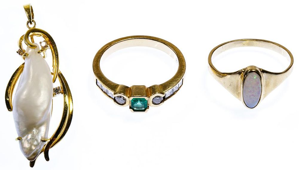 Lot 667: 18k Gold Pendant and 14k Gold Ring Assortment
