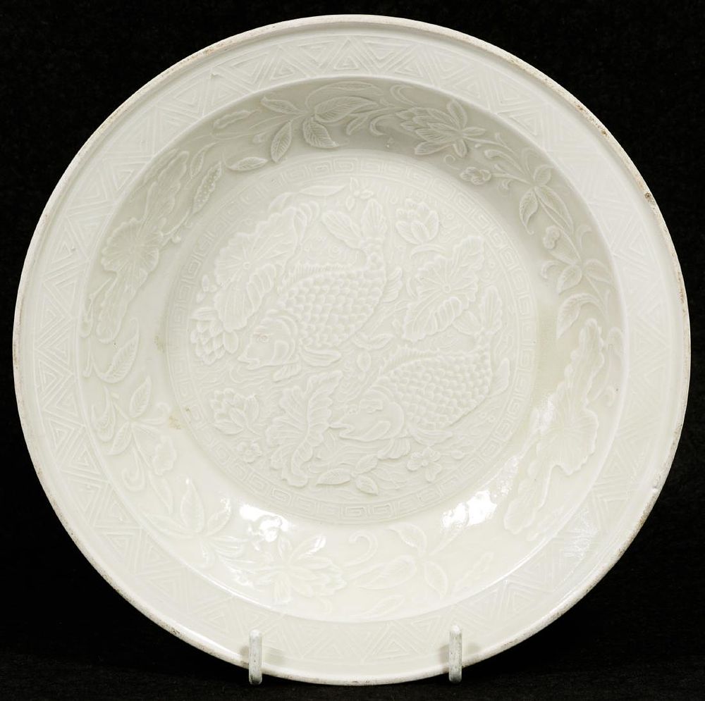 Lot 196: Chinese Porcelain 'Double Fish' Molded Dish