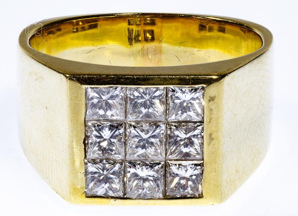 Lot 222: 18k Gold and Diamond Ring