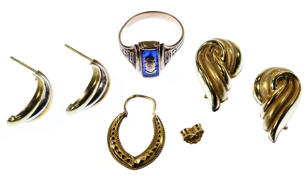 Lot 278: 18k Gold and 10k Gold Jewelry Assortment