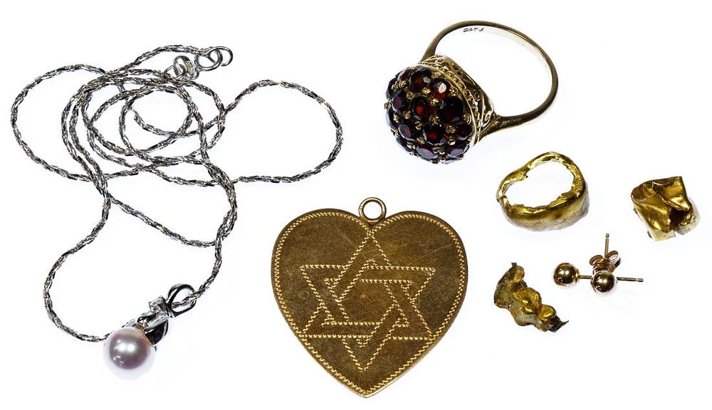 Lot 280: 18k White Gold, 10k Gold, 9k Gold and Dental Gold