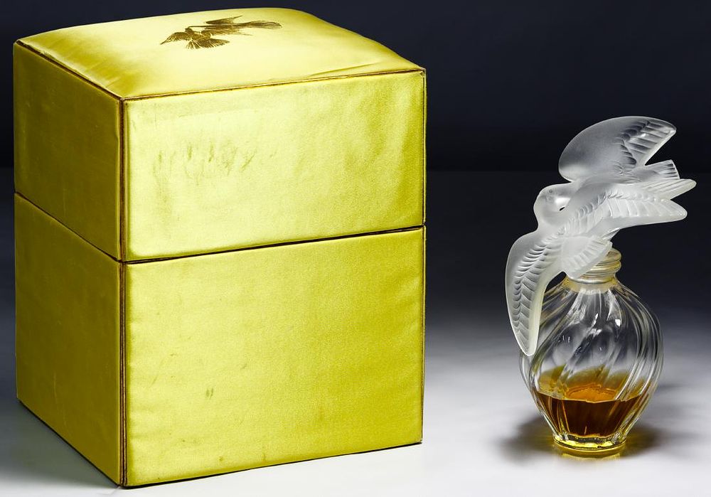 Lot 319: Lalique Crystal 'Nina Ricci L'Air du Temps' Perfume
