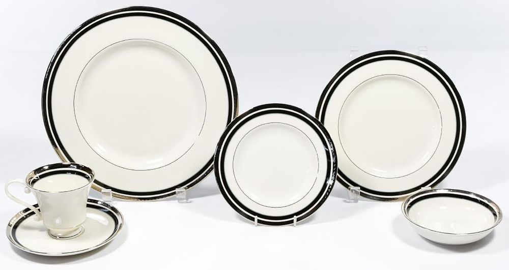 Lot 338: Pickard 'Diplomat' China Service