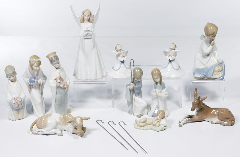 Lot 371: Lladro Christmas Figurine Assortment