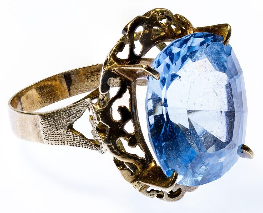 Lot 170: 14k Gold and Blue Topaz Ring