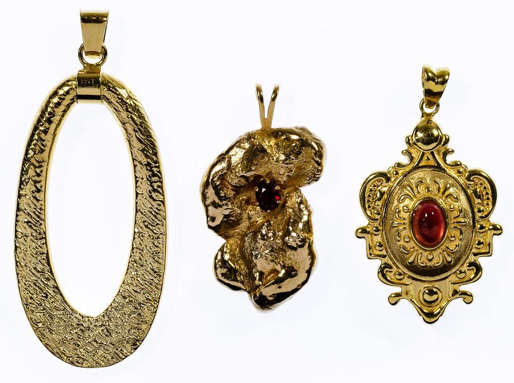 Lot 179: 14k Gold Pendant Assortment