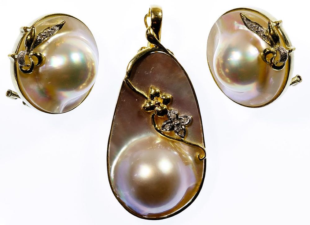 Lot 190: 14k Gold, Mother of Pearl and Diamond Jewelry
