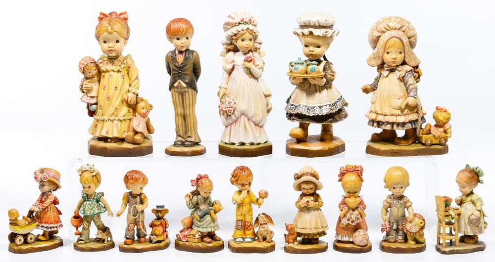 Lot 278: Anri Figurine Assortment