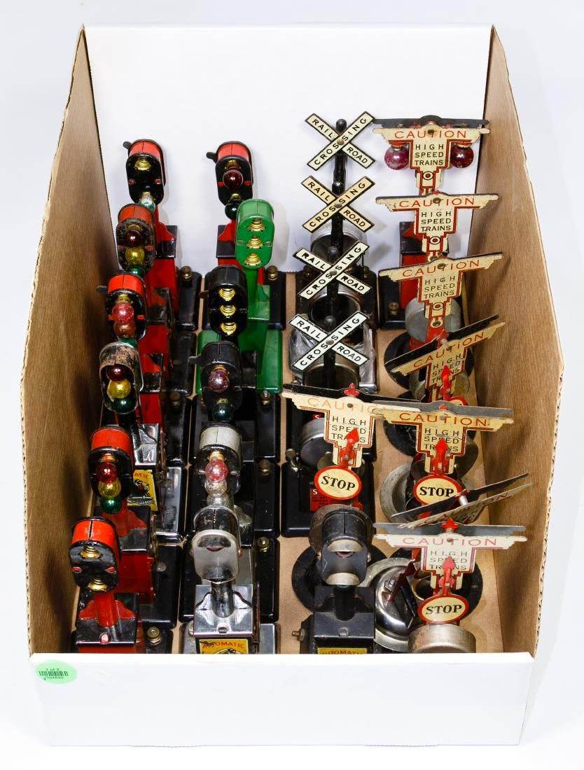 Lot 333G: Marx Model Train Signal Light Assortment