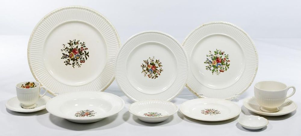 Lot 205: Wedgwood 'Conway' and 'Edme' China Services