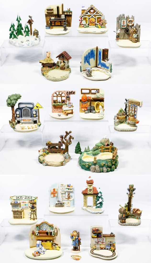 Lot 226: Hummel #15 2/0 'Hear Ye, Hear Ye' Figurine and