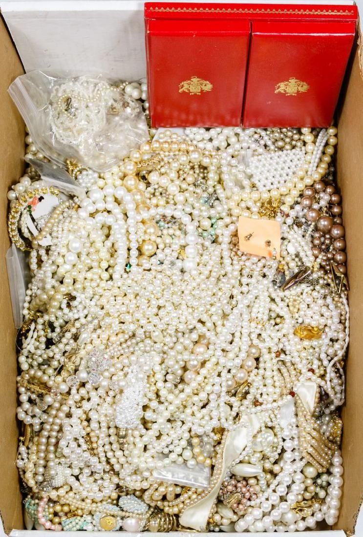 Lot 300: Costume Jewelry Pearl Assortment