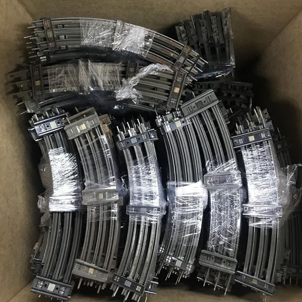 Lot 352: Model Train O-Gauge Curved Track Assortment