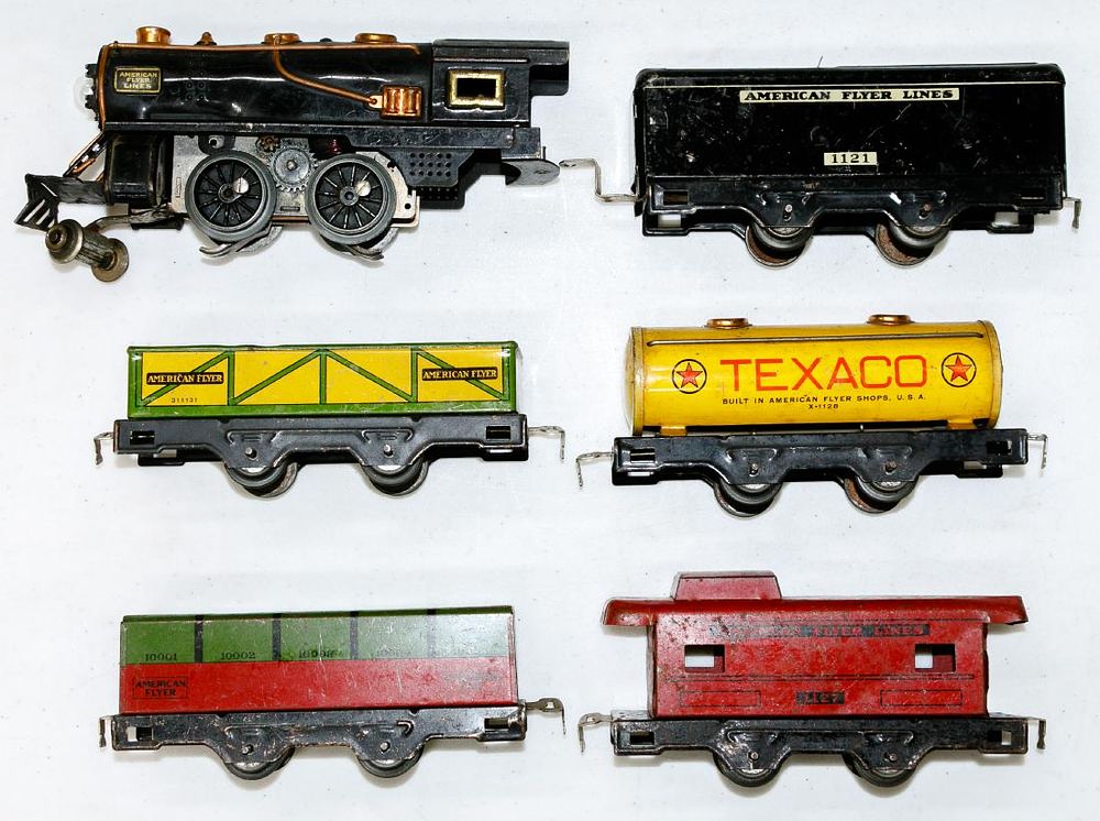 Lot 414: American Flyer Model Train Assortment