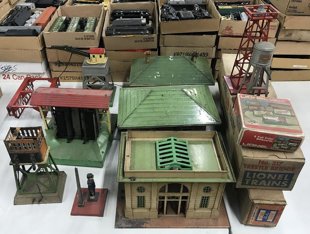 Lot 532: Lionel Model Train Accessory Assortment