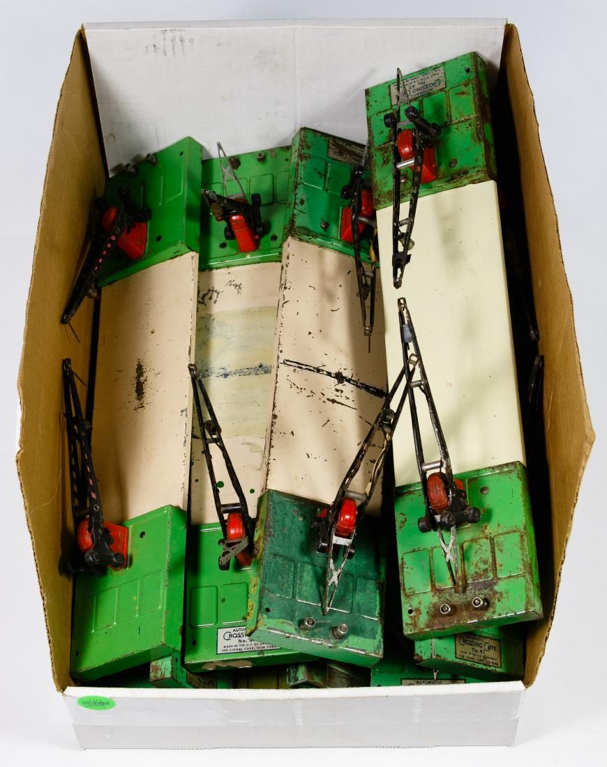 Lot 537: Lionel Model Train Signal Assortment