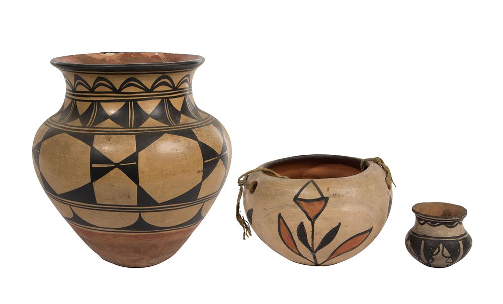 Lot 481: Santo Domingo Pueblo Pottery Assortment