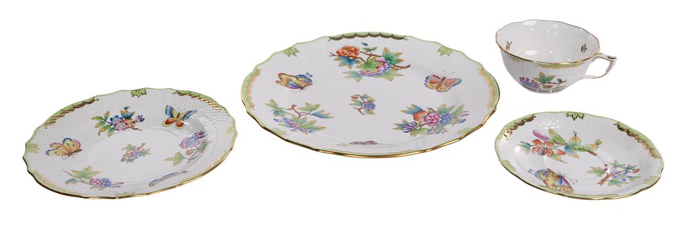 Lot 356: Herend Queen Victoria Porcelain China Service
