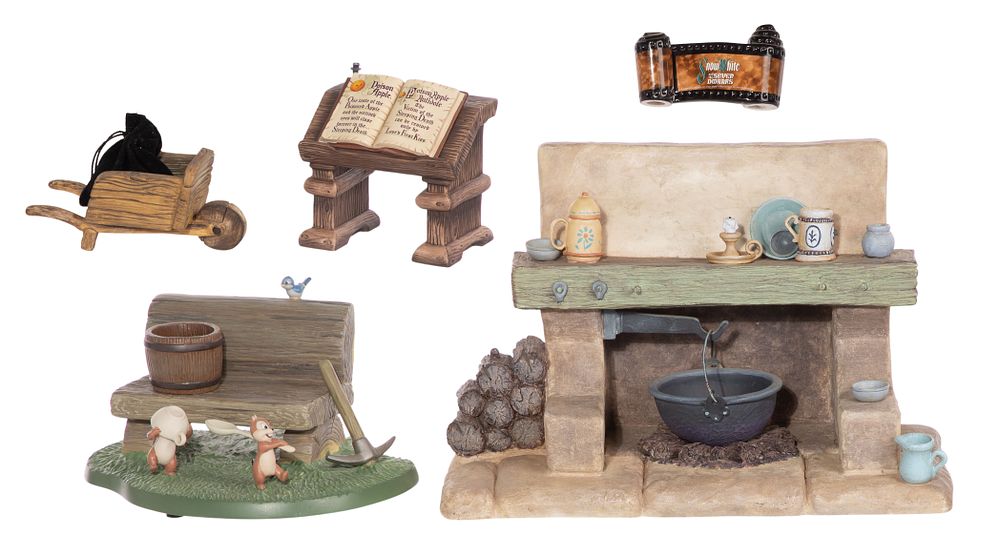 Lot 418: Disney Classics Collection 'Snow White' Accessory Assortment