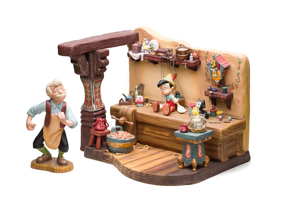 Lot 467: Disney Classics Collection 'The Finishing Touch' Figurine