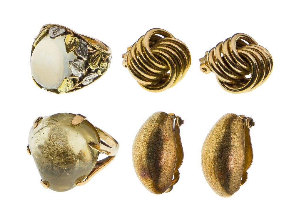 Lot 491: 14k Yellow Gold Ring and Earring Assortment