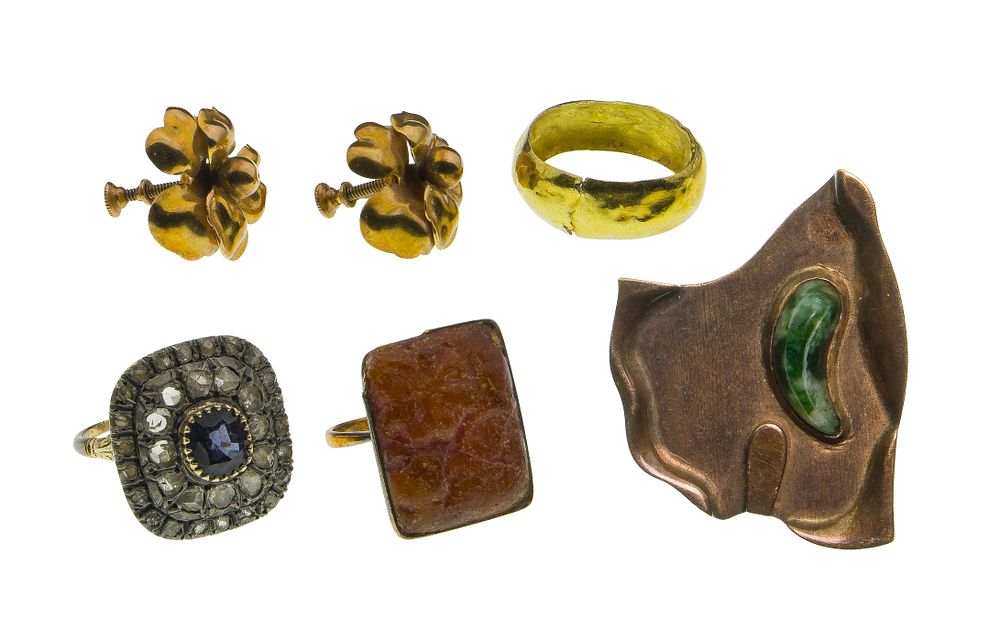 Lot 500: Gold and Silver Jewelry Assortment