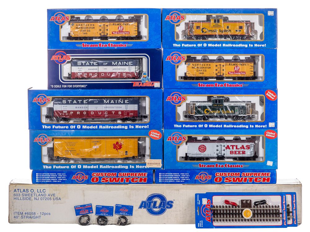 Lot 480: Atlas Model Train and Accessory O Scale Assortment
