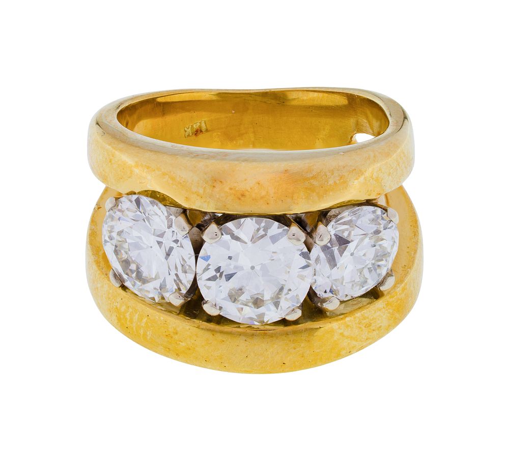 Lot 265: 18k Yellow Gold and Diamond Ring