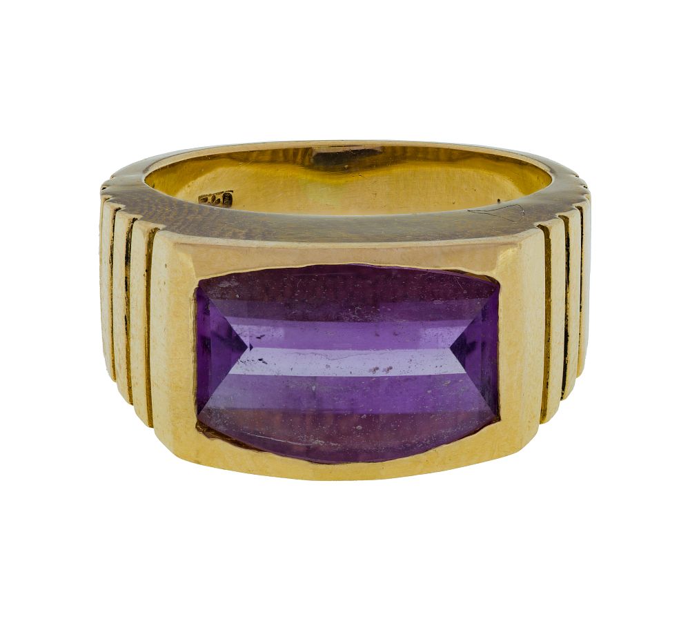 Lot 255: 14k Yellow Gold and Amethyst Ring